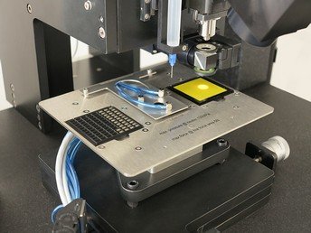 Heating plate with cover and tray support